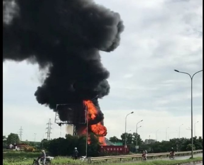 Hai xe tec chở xăng dầu bốc cháy, thiêu rụi cả kho bãi ở Hải Phòng - 1