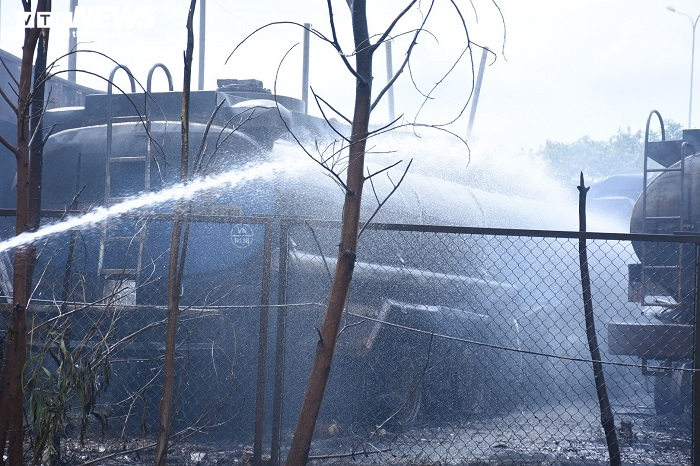 Hai xe tec chở xăng dầu bốc cháy, thiêu rụi cả kho bãi ở Hải Phòng - 2