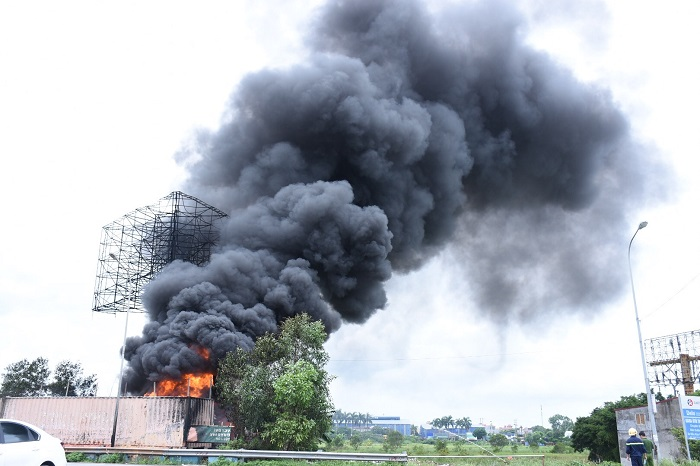 Hai xe tec chở xăng dầu bốc cháy, thiêu rụi cả kho bãi ở Hải Phòng - 3