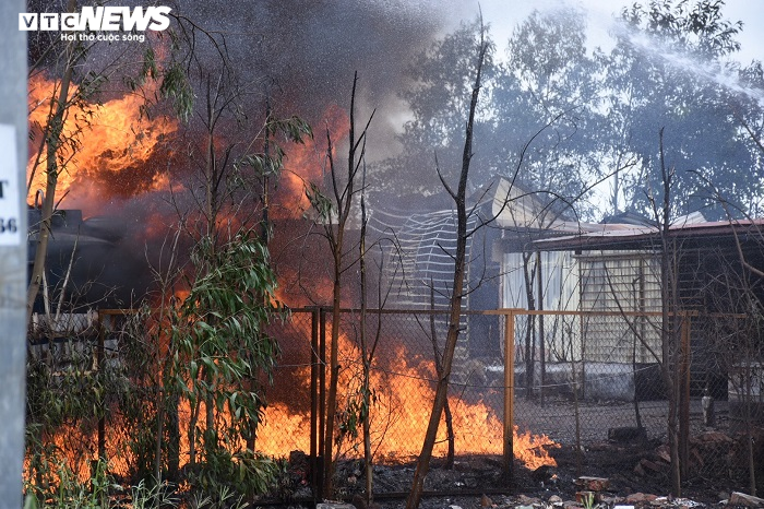 Hai xe tec chở xăng dầu bốc cháy, thiêu rụi cả kho bãi ở Hải Phòng - 9