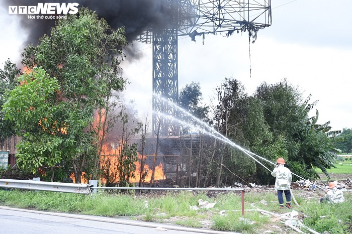 Hai xe tec chở xăng dầu bốc cháy, thiêu rụi cả kho bãi ở Hải Phòng - 7