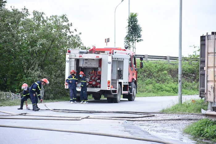 Hai xe tec chở xăng dầu bốc cháy, thiêu rụi cả kho bãi ở Hải Phòng - 5