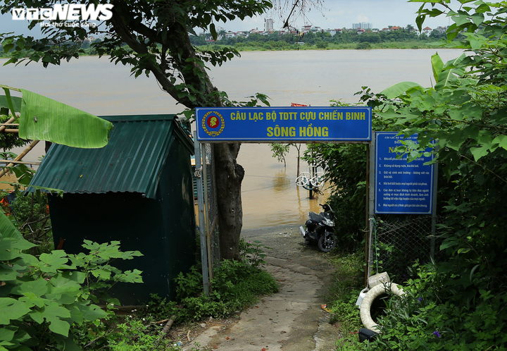 Ảnh: Nước sông Hồng dâng cao, người lái đò chở khách ở Hà Nội kiếm bộn tiền - 9