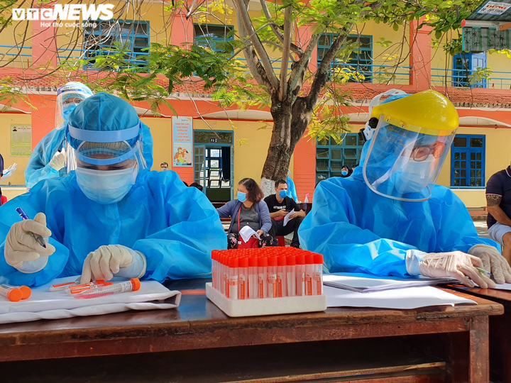 Lấy mẫu xét nghiệm COVID-19 cho toàn bộ người nước ngoài tại Đà Nẵng - 2