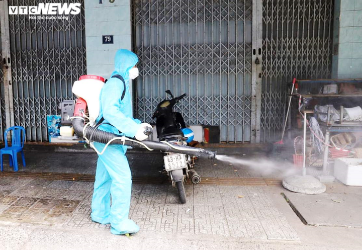 3 tiểu thương, 1 nhân viên quản lý mắc COVID-19, Đà Nẵng phun khử khuẩn các chợ - 2