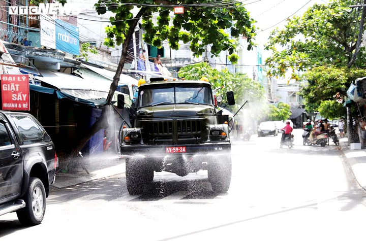 3 tiểu thương, 1 nhân viên quản lý mắc COVID-19, Đà Nẵng phun khử khuẩn các chợ - 1