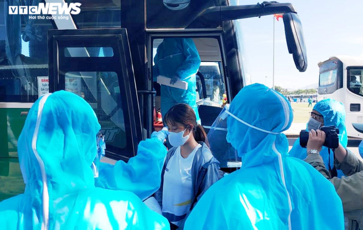 Quảng Ngãi điều xe đón hơn 720 người mắc kẹt tại vùng dịch Đà Nẵng - 7