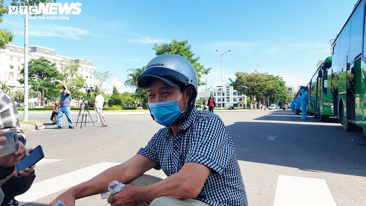 Quảng Ngãi điều xe đón hơn 720 người mắc kẹt tại vùng dịch Đà Nẵng - 6