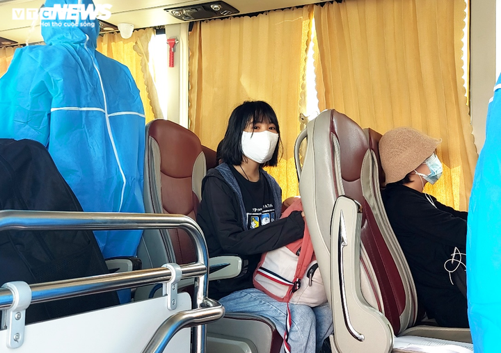 Quảng Ngãi điều xe đón hơn 720 người mắc kẹt tại vùng dịch Đà Nẵng - 9