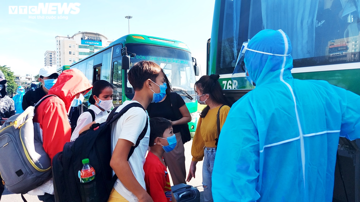 Quảng Ngãi điều xe đón hơn 720 người mắc kẹt tại vùng dịch Đà Nẵng - 1