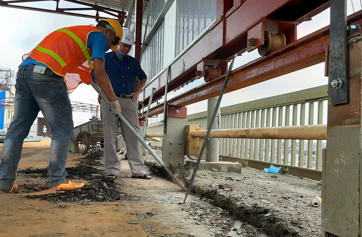 Cào bóc lớp nhựa đường tuổi thọ hơn 20 năm trên cầu Thăng Long - 3