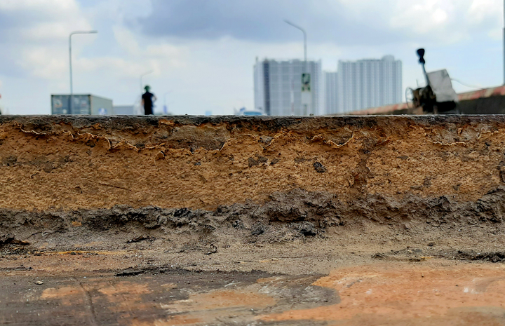 Cào bóc lớp nhựa đường tuổi thọ hơn 20 năm trên cầu Thăng Long - 6