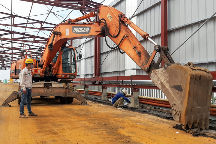 Cào bóc lớp nhựa đường tuổi thọ hơn 20 năm trên cầu Thăng Long - 2