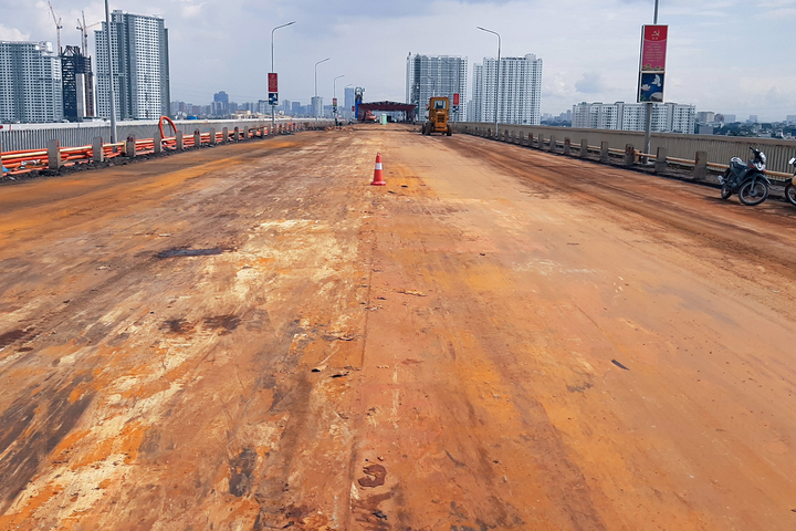 Cào bóc lớp nhựa đường tuổi thọ hơn 20 năm trên cầu Thăng Long - 5