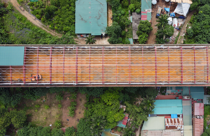 Cào bóc lớp nhựa đường tuổi thọ hơn 20 năm trên cầu Thăng Long - 11