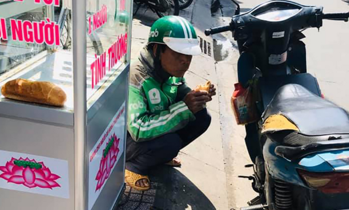 Món quà 'không dám mơ tới' của ông xe ôm nghèo - 2
