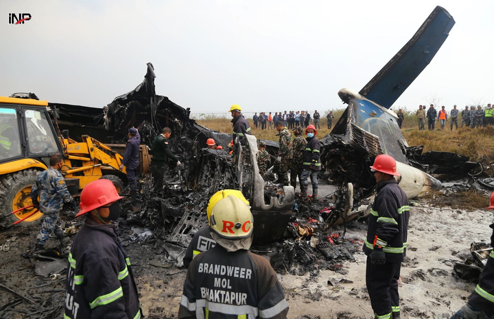 Máy bay rơi làm 17 người chết, dân bất chấp lao ra nhặt tiền - 1