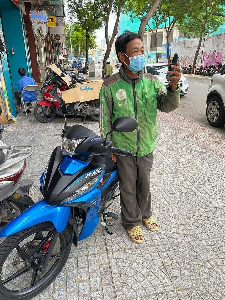 Món quà 'không dám mơ tới' của ông xe ôm nghèo - 1