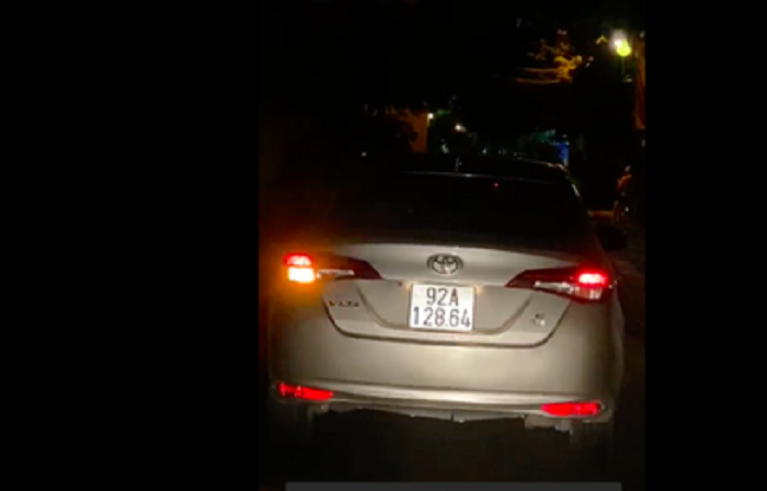 Chạy ô tô vào phố đi bộ, tài xế bị tước bằng lái 2 tháng, phạt 1,5 triệu đồng - 1