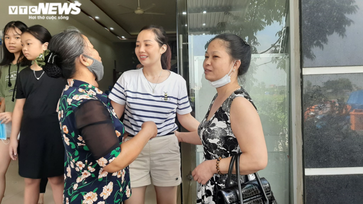 Người dân kéo đến kín nhà, mang bánh, sữa chúc mừng bé trai bị bắt cóc trở về - 3