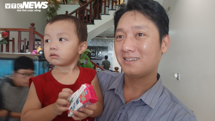 Người dân kéo đến kín nhà, mang bánh, sữa chúc mừng bé trai bị bắt cóc trở về - 2