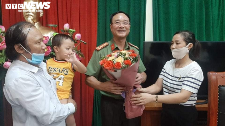 Bố bé trai được tìm thấy ở Bắc Ninh: 'Tôi như sinh con thêm một lần nữa' - 2