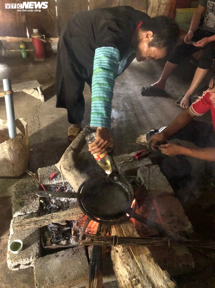 Tận mắt cảnh uống mỡ sôi, liếm lưỡi cày nung đỏ dọa ma của thầy cúng người Mông - 2