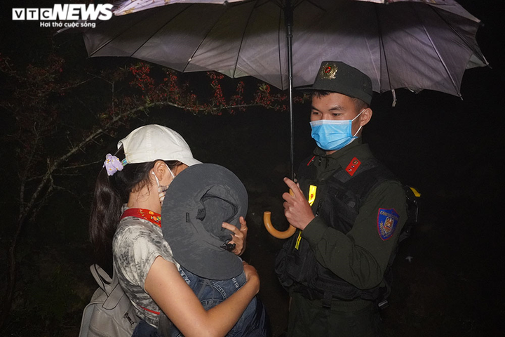 Cuộc chạm mặt lúc nửa đêm của bộ đội biên phòng và người vượt biên bất hợp pháp - 2