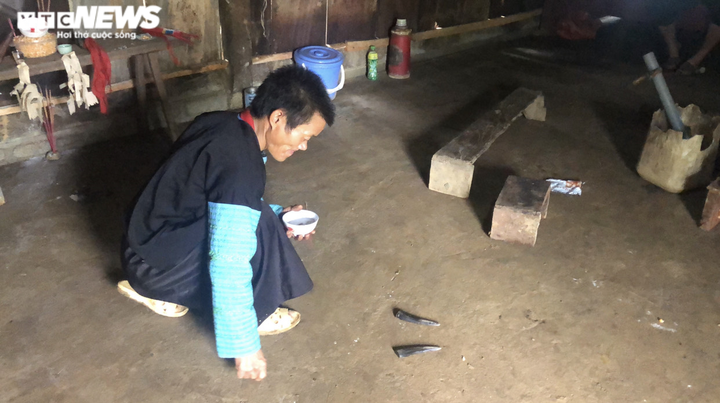 Tận mắt cảnh uống mỡ sôi, liếm lưỡi cày nung đỏ dọa ma của thầy cúng người Mông - 4