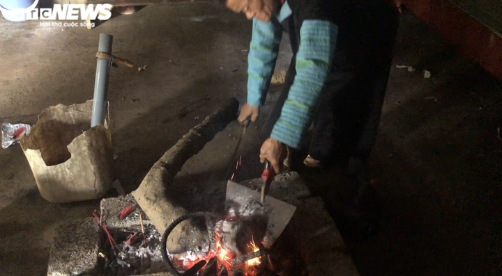 Tận mắt cảnh uống mỡ sôi, liếm lưỡi cày nung đỏ dọa ma của thầy cúng người Mông - 3