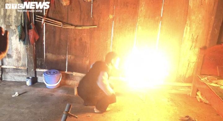 Tận mắt cảnh uống mỡ sôi, liếm lưỡi cày nung đỏ dọa ma của thầy cúng người Mông - 5