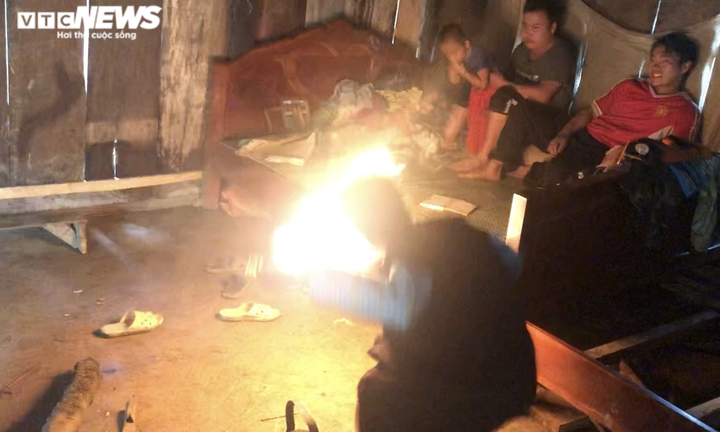 Tận mắt cảnh uống mỡ sôi, liếm lưỡi cày nung đỏ dọa ma của thầy cúng người Mông - 1