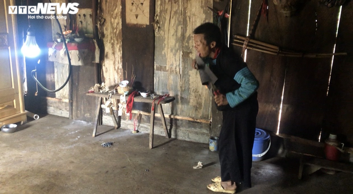 Tận mắt cảnh uống mỡ sôi, liếm lưỡi cày nung đỏ dọa ma của thầy cúng người Mông - 6