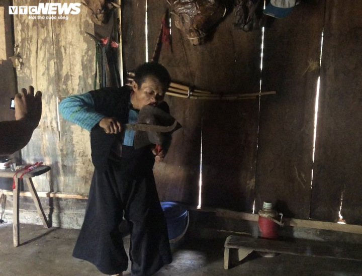 Tận mắt cảnh uống mỡ sôi, liếm lưỡi cày nung đỏ dọa ma của thầy cúng người Mông - 7