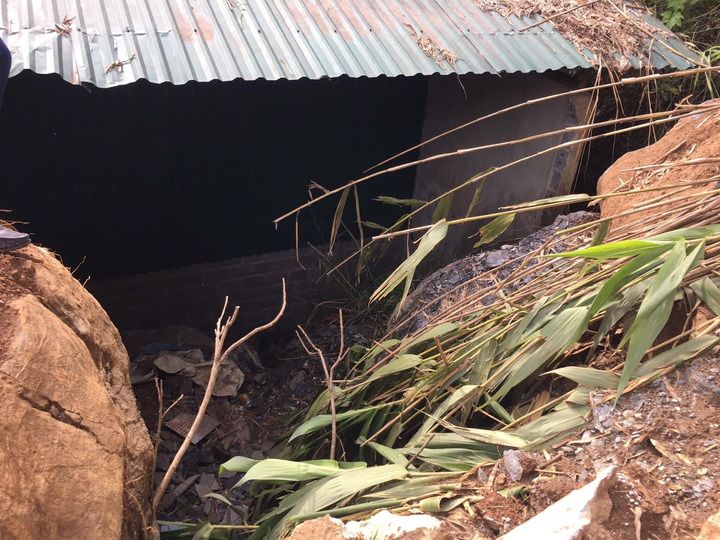 Dân xin tự xử lý đất đá sạt lở, hơn 1 tháng sau chính quyền vẫn chưa cho phép - 2