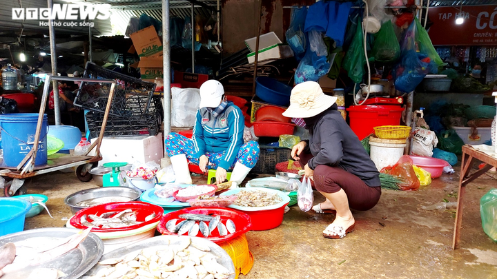 Phát hiện người đi chợ mắc COVID-19, Đà Nẵng đổi thẻ vào chợ - 2