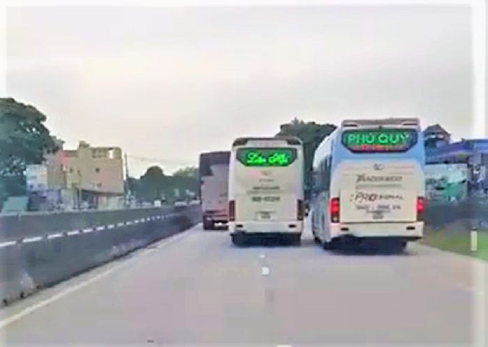 Xe khách đánh võng, chèn ép gây kinh hãi: Phạt 1,5 triệu đồng, tạm giữ xe - 1