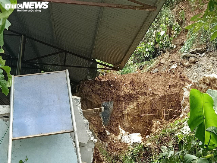 Dân xin tự xử lý đất đá sạt lở, hơn 1 tháng sau chính quyền vẫn chưa cho phép - 1