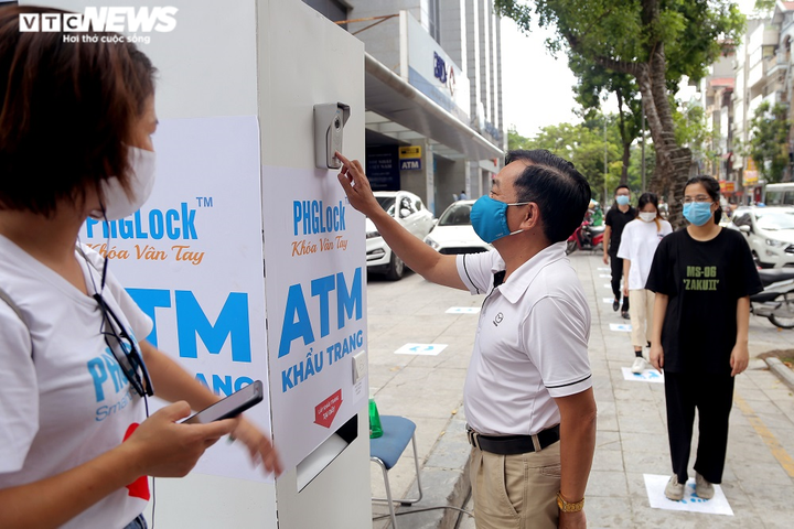 Cây 'ATM khẩu trang' miễn phí giúp người Hà Nội chống COVID-19 - 2
