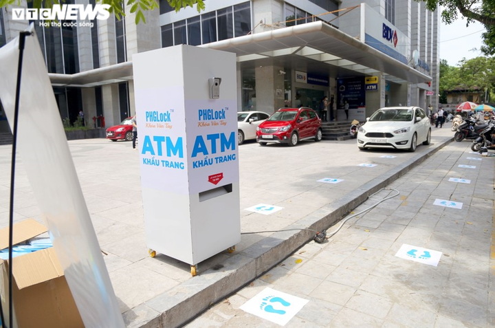 Cây 'ATM khẩu trang' miễn phí giúp người Hà Nội chống COVID-19 - 1