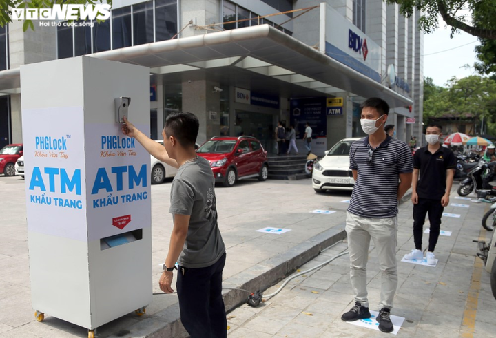 Cây 'ATM khẩu trang' miễn phí giúp người Hà Nội chống COVID-19 - 4