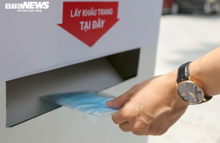 Cây 'ATM khẩu trang' miễn phí giúp người Hà Nội chống COVID-19 - 6