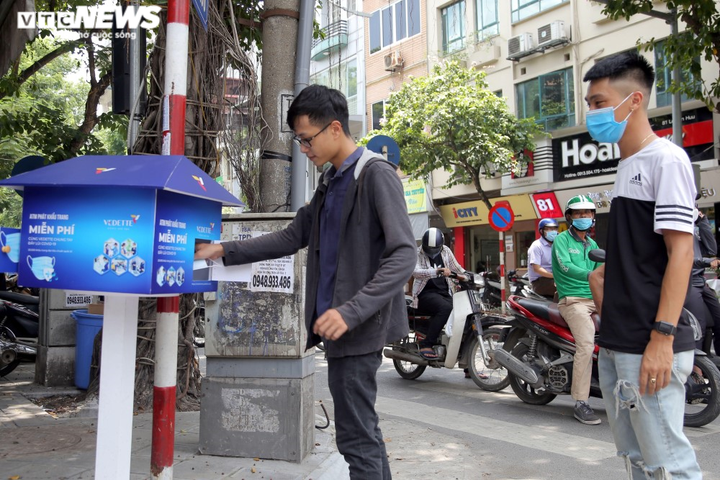 Cây 'ATM khẩu trang' miễn phí giúp người Hà Nội chống COVID-19 - 10