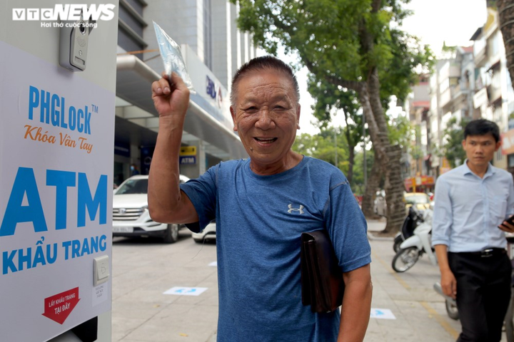 Cây 'ATM khẩu trang' miễn phí giúp người Hà Nội chống COVID-19 - 8