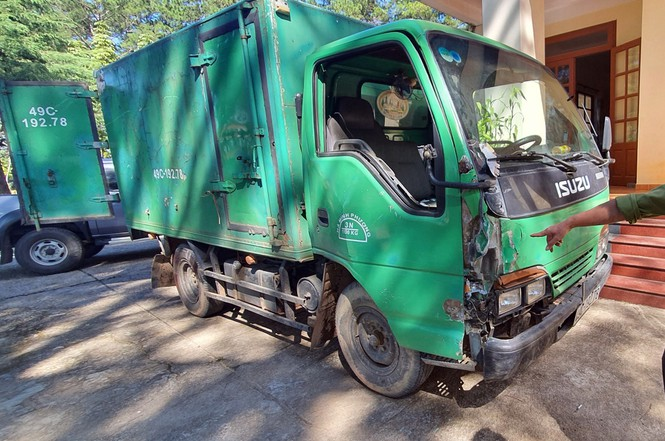 Lâm tặc rồ ga lao thẳng vào lực lượng kiểm lâm - 1