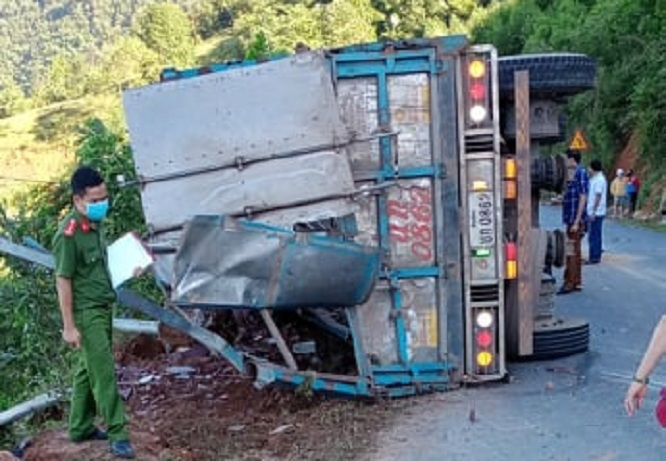 Xe tải lật trong đêm, 2 mẹ con chết thương tâm - 1