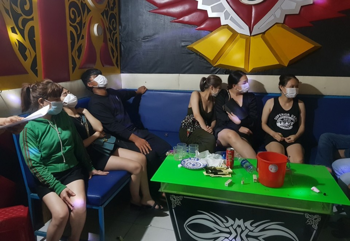 Bất chấp lệnh cấm, quán karaoke vẫn mở cửa đón cả chục dân chơi ma túy - 1
