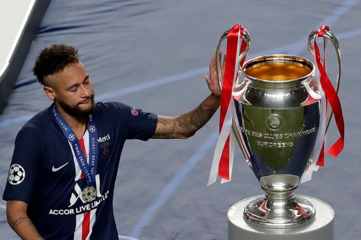 Thua chung kết Champions League, Neymar khóc nức nở, HLV Tuchel chống nạng an ủi - 6
