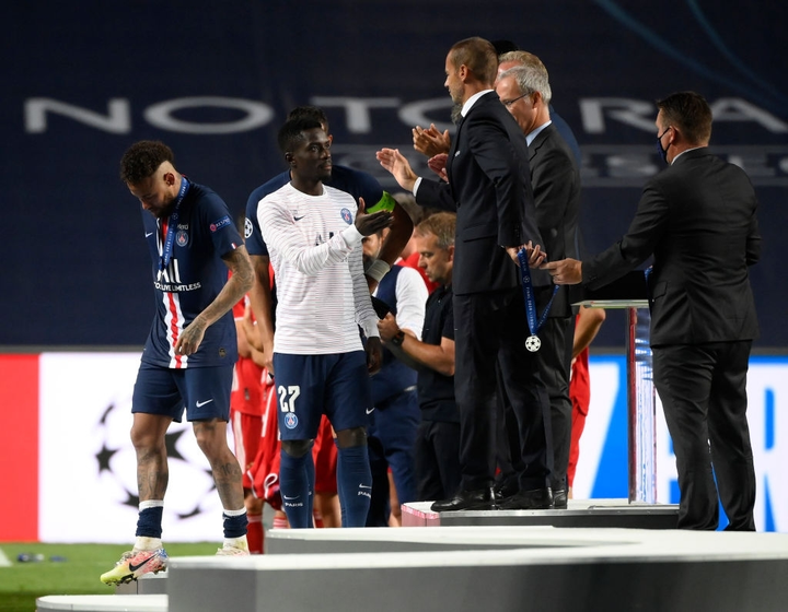 Thua chung kết Champions League, Neymar khóc nức nở, HLV Tuchel chống nạng an ủi - 4