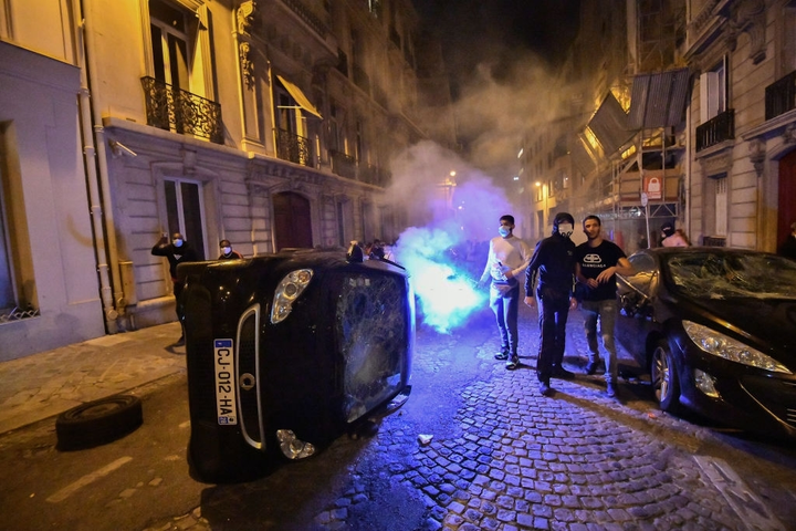 Thua chung kết Champions League, fan PSG cay cú đốt phá, tấn công cảnh sát - 1